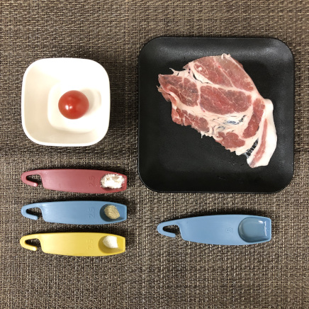 ミニトマトの肉巻きの材料(ミニトマト・豚肩ロース・サラダ油・塩・こしょう・小麦粉)