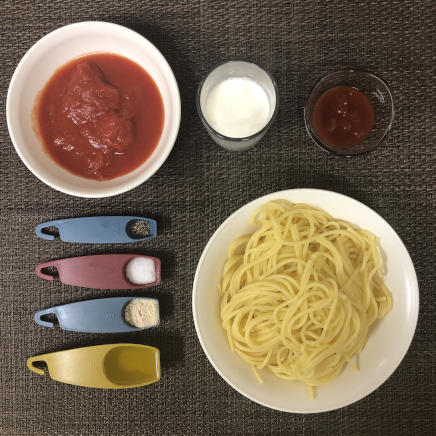 大皿1皿分・1人前のトマトクリームパスタの材料(パスタ・ケチャップ・ホールトマト・生クリーム・塩・黒こしょう・オリーブオイル・コンソメ)