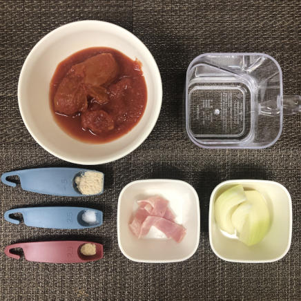 中皿１皿・１人前のトマトスープの材料（ホールトマト・水・コンソメ・塩・こしょう・玉ねぎ・ベーコン）