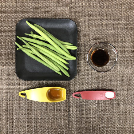 小皿1皿分のいんげんのナムルの材料（いんげん・ごま油・醤油・塩）