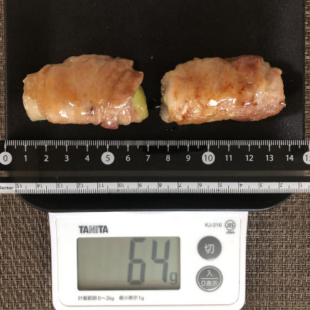 2個（じゃがいも(小)1/2本分）の肉巻きポテト 64g