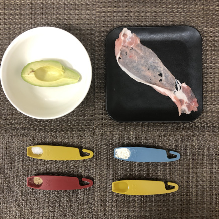 アボカドの肉巻き串の材料(アボカド・豚肉・塩・こしょう・小麦粉・サラダ油)
