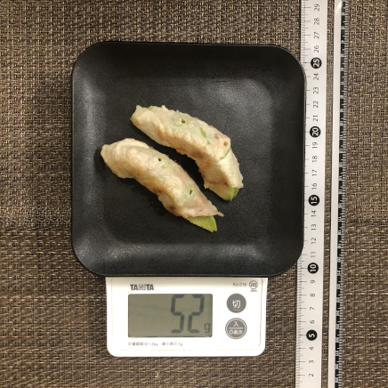 平皿1枚・1個分のアボカドの肉巻き串