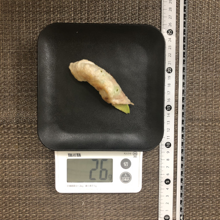 平皿約1/2個分のアボカドの肉巻き串