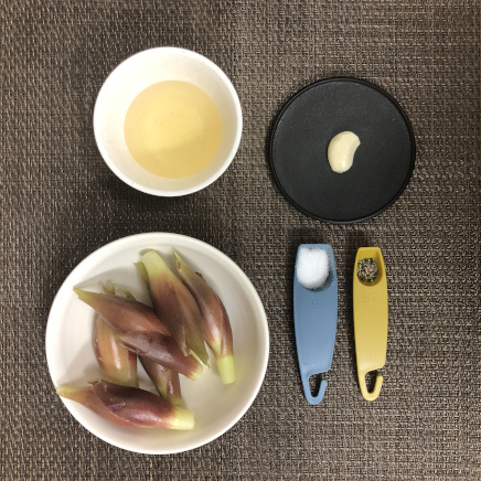 小皿1杯分のみょうがのピクルスの材料(みょうが・酢・塩・にんにく・黒こしょう)