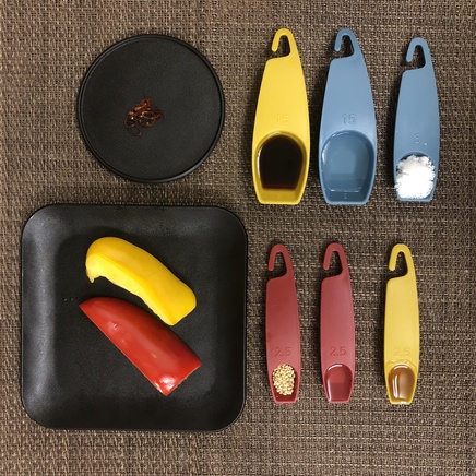 小鉢1杯分・1人前のパプリカのきんぴらの材料(黄ピーマン・赤ピーマン・サラダ油・ごま油・日本酒・醤油・砂糖・炒りごま・唐辛子)