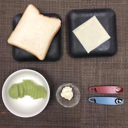 トースト1枚分のアボカドトーストに使った材料（アボカド・食パン・プロセスチーズ・マヨネーズ・醤油・黒こしょう）