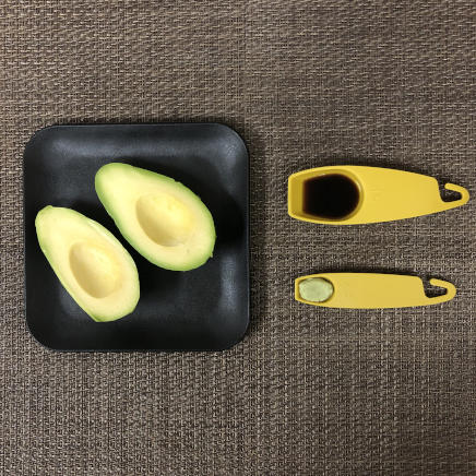 アボカド1個分のアボカドの刺身の材料(アボカド・醤油・練りわさび)