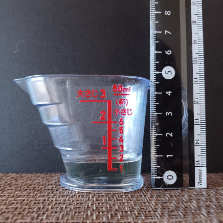 横から見たサラダ油(小匙2杯分8g)