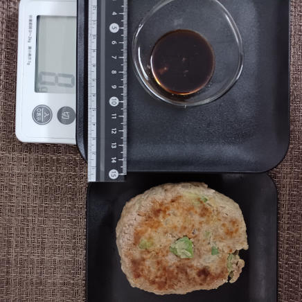 152gのアボカドハンバーグとワサビ醤油(醤油6g+練りわさび2g)