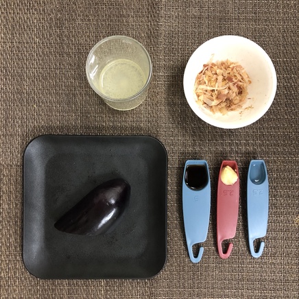 中皿1皿・1人前のなすのおひたしの材料(なす・醤油・みりん・かつおだし・削り節・おろし生姜)