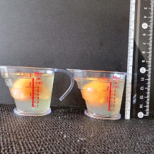 横から見た2個の卵