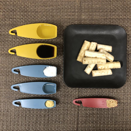 小皿1皿分・1人前のごぼうの甘辛煮の材料(ごぼう・日本酒・生姜・砂糖・醤油・みりん・炒りごま)