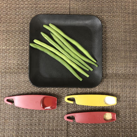 中皿1皿・1人前のいんげんの炒め物の材料(サラダ油・塩・こしょう・いんげん)