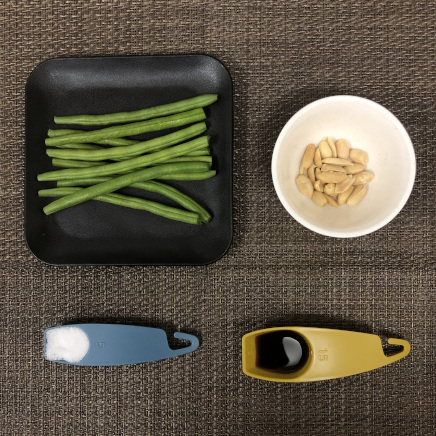 1人前のいんげんのピーナッツ和えの材料(バターピーナッツ・砂糖・醤油・いんげん)