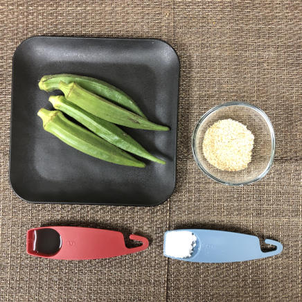 小皿1皿・1人前のオクラの胡麻和えの材料(オクラ・ごま・砂糖・醤油)