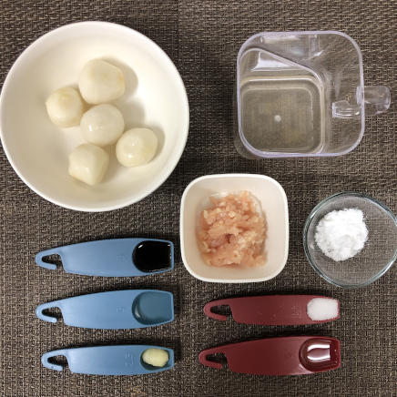 中鉢1杯・1人前の里芋のそぼろ煮の材料（里芋・鶏ひき肉・薄口醬油・みりん・片栗粉・砂糖・おろし生姜・サラダ油・かつお昆布だし）