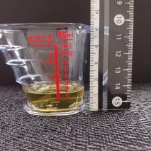 横から見た小匙2(6g)のオリーブオイル