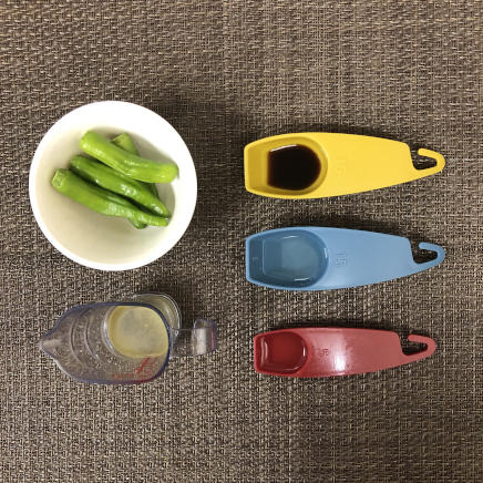 4本分・1人前のししとうの煮浸しの材料(ししとう・醤油・かつお昆布だし・みりん・サラダ油)