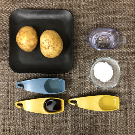 2個分・1人前のじゃがいもの煮っころがしの材料（じゃがいも・醤油・みりん・日本酒・砂糖・水）