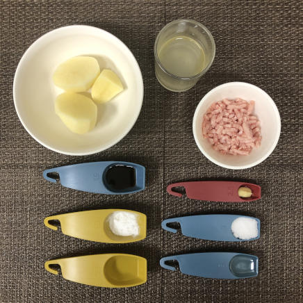 小鉢1杯分・1人前のじゃがいものそぼろ煮の材料(じゃがいも・豚挽き肉・薄口醬油・みりん・片栗粉・砂糖・おろし生姜・サラダ油・かつお昆布だし)