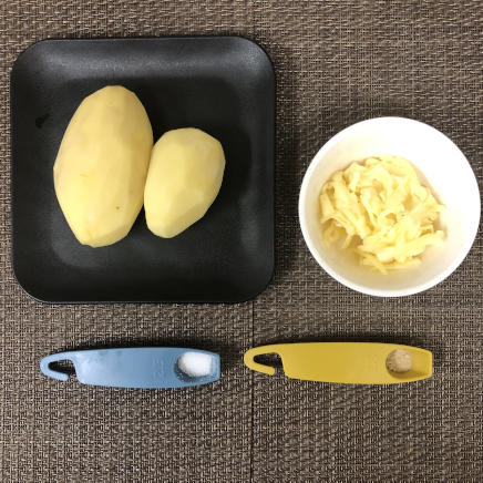 中皿1皿分・1人前のじゃがいものチーズ焼きの材料(じゃがいも・プロセスチーズ・塩・こしょう)