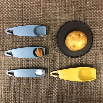 ジャガイモ1個分・1人前のじゃがいもの味噌炒めの材料(じゃがいも・味噌・砂糖・みりん・サラダ油)