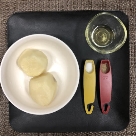 1人前のじゃがいもガレットに使用した材料(じゃがいも・塩・こしょう・オリーブオイル)