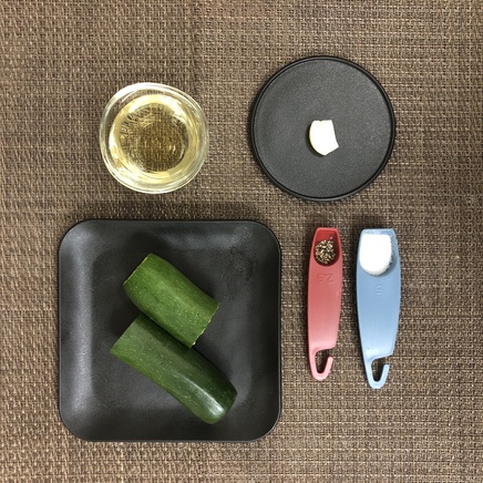 中皿1皿分のズッキーニのピクルスの材料(ズッキーニ・酢・塩・にんにく・黒こしょう)