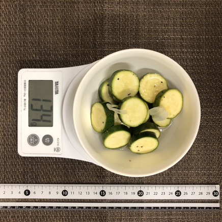 中皿1皿分のズッキーニのピクルス