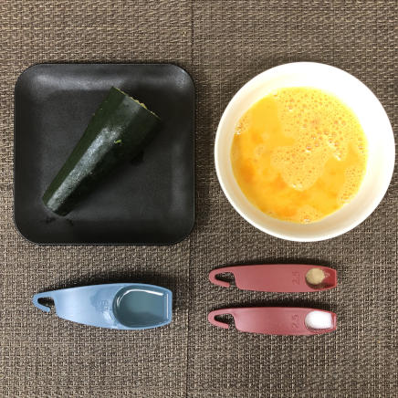 大皿1皿分・1人前のズッキーニのオムレツの材料(卵・ズッキーニ・塩・こしょう・サラダ油)