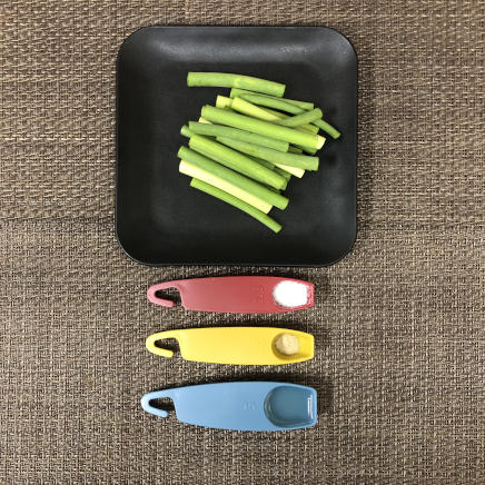 小皿1皿分のにんにくの芽の炒め物の材料(茎にんにく・塩・こしょう・サラダ油)