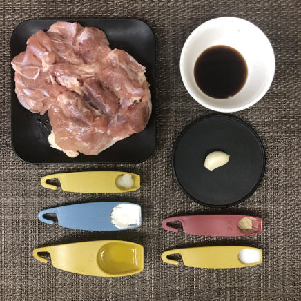 中皿1皿・1人前のガーリックチキンの材料(鶏肉・にんにく・おろしにんにく・オリーブオイル・醤油・塩・こしょう・小麦粉)