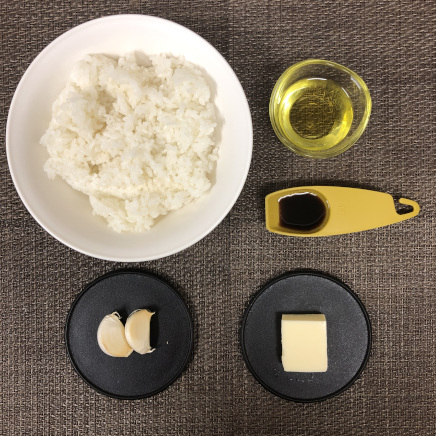 1人前のガーリックバターライスの材料(ご飯・にんにく・バター・醤油・オリーブオイル)