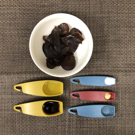 小皿1皿分のきくらげの佃煮の材料（醤油・みりん・砂糖・日本酒・おろし生姜・茹できくらげ）