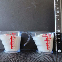 横から見た(約大匙6杯)100gのヨーグルト