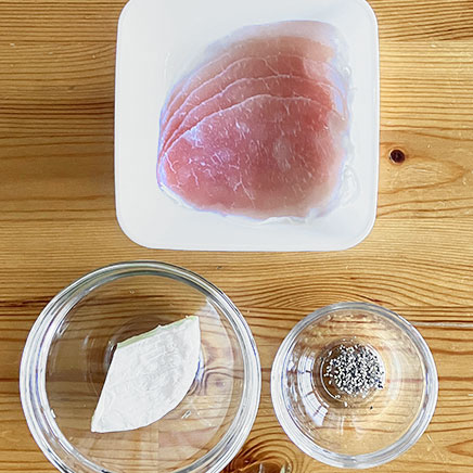 生ハムカマンベール5個に使った材料(生ハム、カマンベールチーズ、黒こしょう)