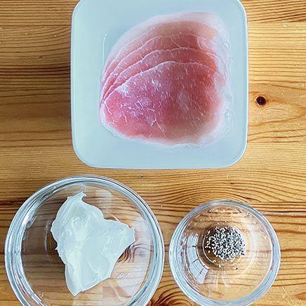 生ハムクリームチーズ5個に使った材料（生ハム、クリームチーズ、黒こしょう）