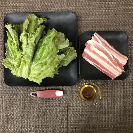 大皿1皿・1人前のサムギョプサルの材料(豚肉・リーフレタス・塩・ごま油)