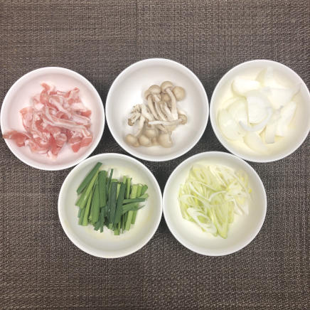 1人前の豚肉プルコギに使用した材料(豚肉・玉ねぎ・ねぎ・ぶなしめじ・ニラ)