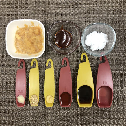 1人前の豚肉プルコギに使用した材料(おろしにんにく・おろし生姜・りんご・醤油・日本酒・砂糖・コチュジャン・ごま油・炒りごま)