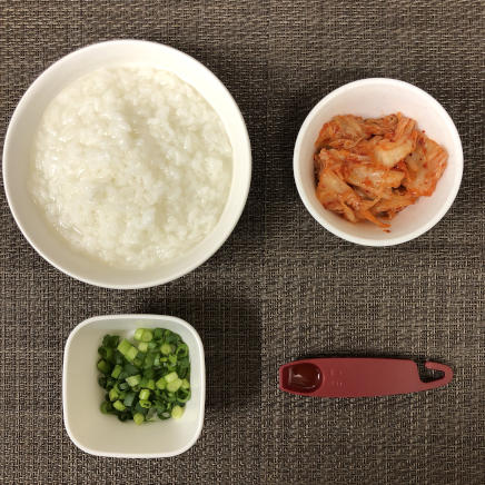 丼1杯・1人前のキムチ粥の材料(おかゆ・キムチ・小ネギ・ごま油)