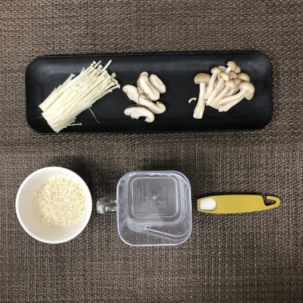 茶碗1杯・1人前のきのこ粥の材料(米・水・塩・えのき・しめじ・しいたけ)