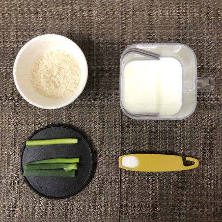 茶碗1杯・1人前のミルク粥の材料(米・牛乳・塩・小ネギ)