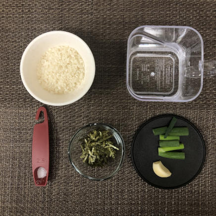 茶碗1杯分のにんにく粥の材料(米・水・にんにく・塩・海苔・小ネギ)
