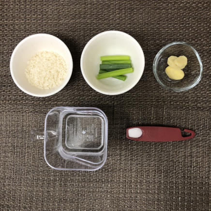茶碗1杯・1人前の生姜粥の材料(米・水・生姜・塩・小ネギ)