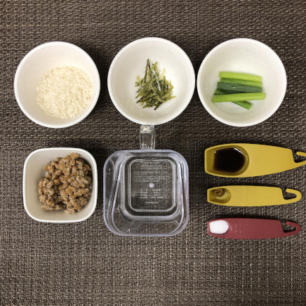 茶碗1杯・1人前の納豆粥の材料(米・水・納豆・醤油・からし・塩・小ネギ・海苔)