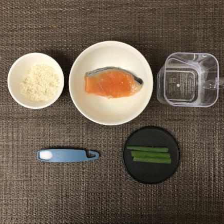 茶碗1杯分の鮭粥の材料(米・水・鮭・塩・小ネギ)