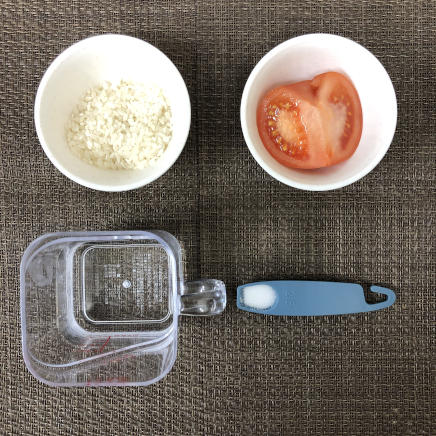茶碗1杯分のトマト粥の材料(米・水・トマト・塩)
