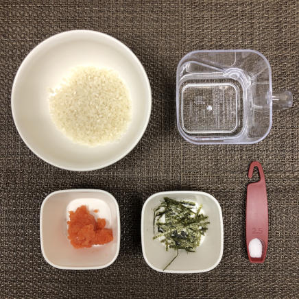 大きめの茶碗1杯分の明太子粥に使った材料(米・水・明太子・塩・海苔)